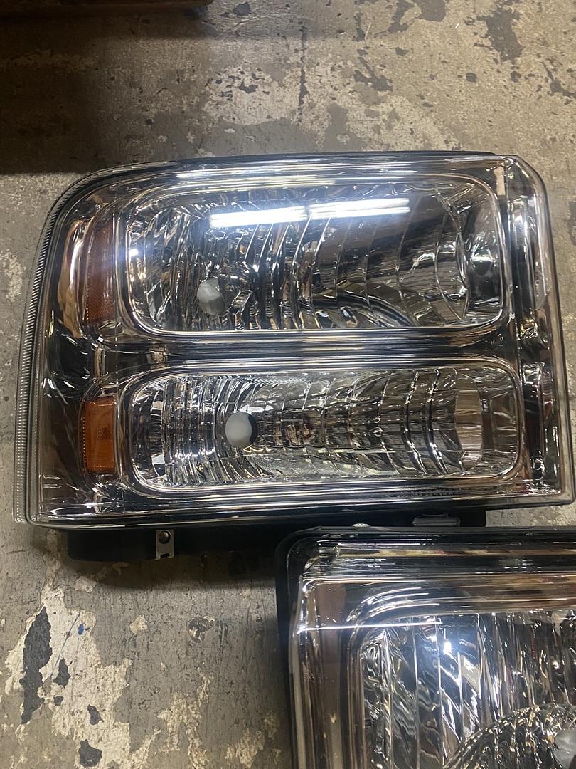 Headlights. Ford F-250 / F-550 Super Duty Headlights For 2005 To 2007
